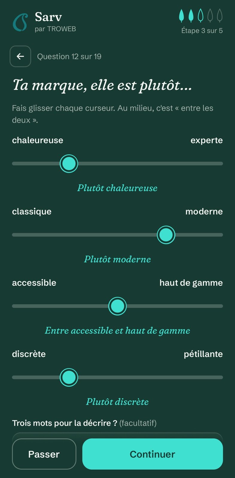 Quatre curseurs de personnalité de marque : plutôt chaleureuse, plutôt moderne.